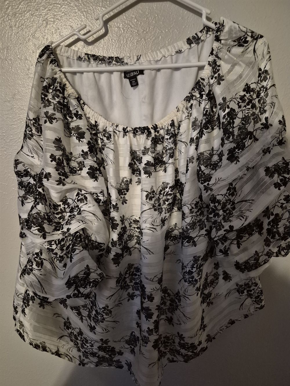 Roz & Ali White and Black Floral Off-Shoulder Blouse